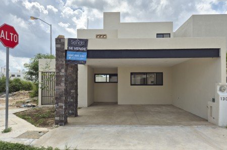 Casa en Venta en Gran San Pedro Cholul con habitacion en planta baja y alberca